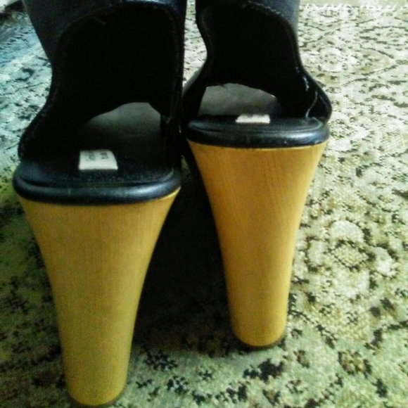 Simply Vera by Vera Wang Wedge Booties - Picture 5 of 8